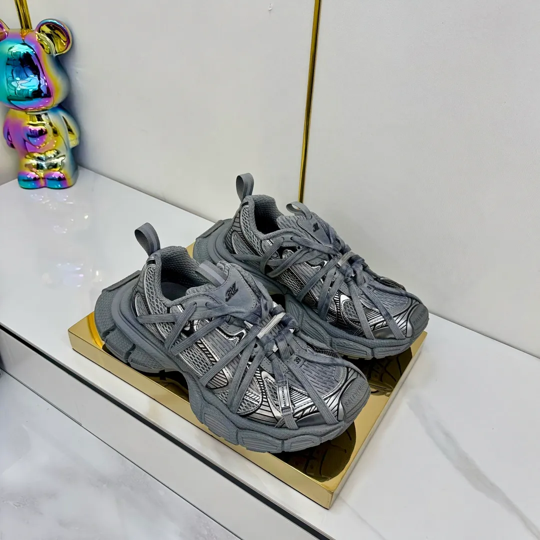 👟👟Ex-factory price 820👟👟 Balenciaga Balenciaga's latest popular 9th generation 3XL Sneaker Spider-Man series, couple's dad shoes, original purchase, development and production. Balenciaga 3XL Sneaker's overall shoe shape draws on the creative ideas of Balenciaga Track and Balenciaga Runner. It is equivalent to removing the outer frame of the Track shoe body while inheriting the streamlined shape and shape of the Runner. Track flat toe, new color matching, the entire shoe body is integrated into the spider binding shoelace design decoration, the exaggerated shape is more prominent. Fabric: original customized imported technical fabric + mesh inner lining: original customized breathable mesh lining. Outsole: original molded 5-layer ultra-light MD combination rubber sole. Bottom thickness: 5CM. Size: 35-45. Original packaging.
